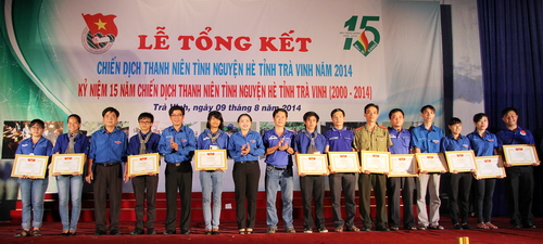 Lãnh đạo Tỉnh đoàn trao bằng khen cho các cá nhân đạt giải trong Cuộc thi ảnh “Dấu ấn tình nguyện hè” tỉnh Trà Vinh năm 2014